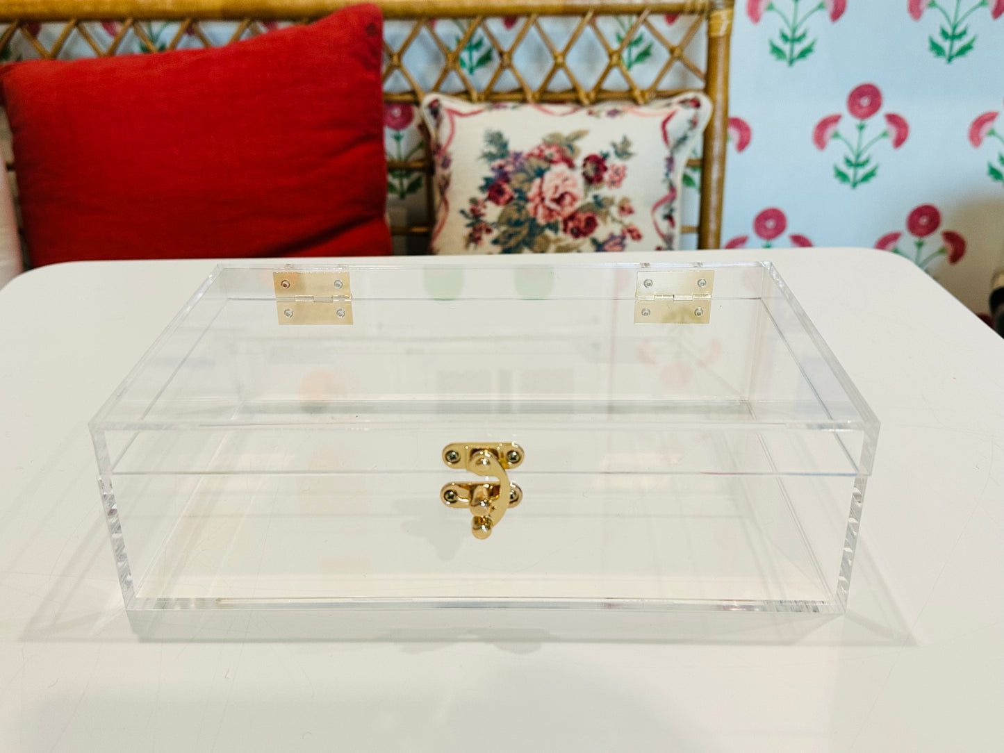 The Petite Vitrine — Acrylic Thread Case